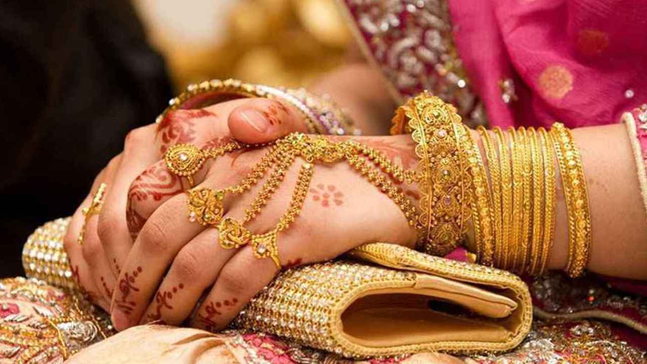 স্বর্ণের দামে ফের পতন, কমল রুপার দামও