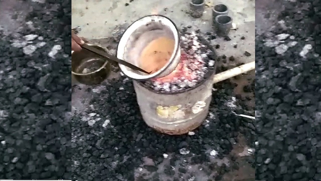 হযরত শাহজালাল আন্তর্জাতিক বিমানবন্দরে এক চীনা নাগরিকের কাছ থেকে পাঁচটি মাটির পাত্র উদ্ধার করে তা পুড়িয়ে প্রায় আড়াই কেজি স্বর্ণ পাওয়া যায়।