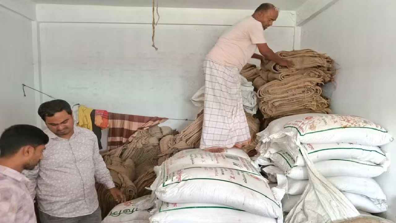 জয়পুরহাট ক্ষেতলালে অবৈধ মজুদের ৫৭ বস্তা সার জব্দ, ব্যবসায়ীকে জরিমানা