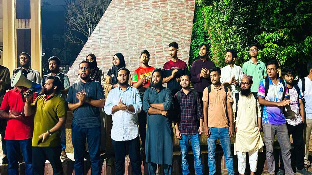 সরকারি চাকরিতে ভাইভার নম্বর বাড়ানোর প্রতিবাদে জাবিতে বিক্ষোভ