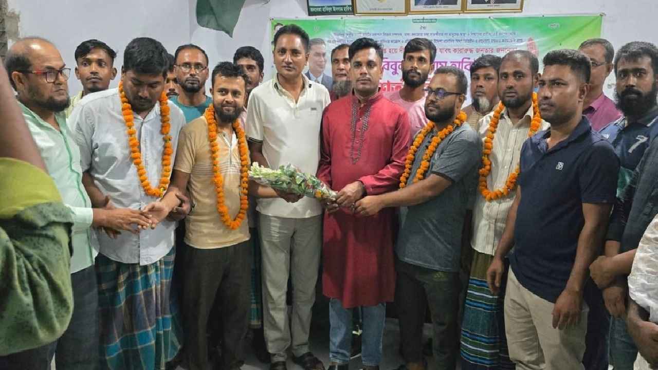 সাতক্ষীরায় জামায়াতের শ্রমিক সংগঠন থেকে বিএনপির শ্রমিক দলে ৫৬ নেতাকর্মী
