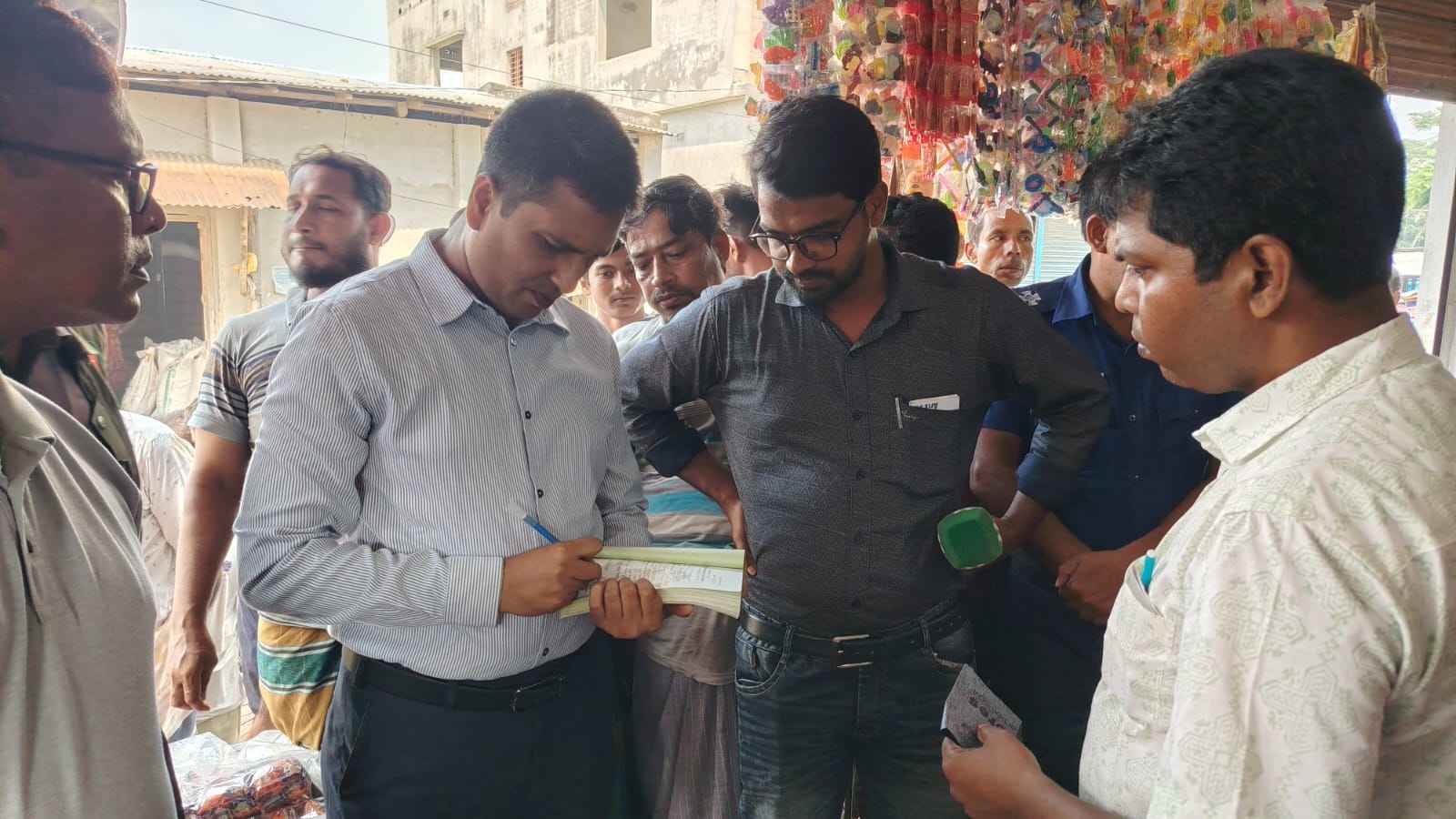 কেশবপুরে অনুমোদনহীন শিশু খাদ্য বিক্রির অভিযোগে ২ লাখ টাকা জরিমানা