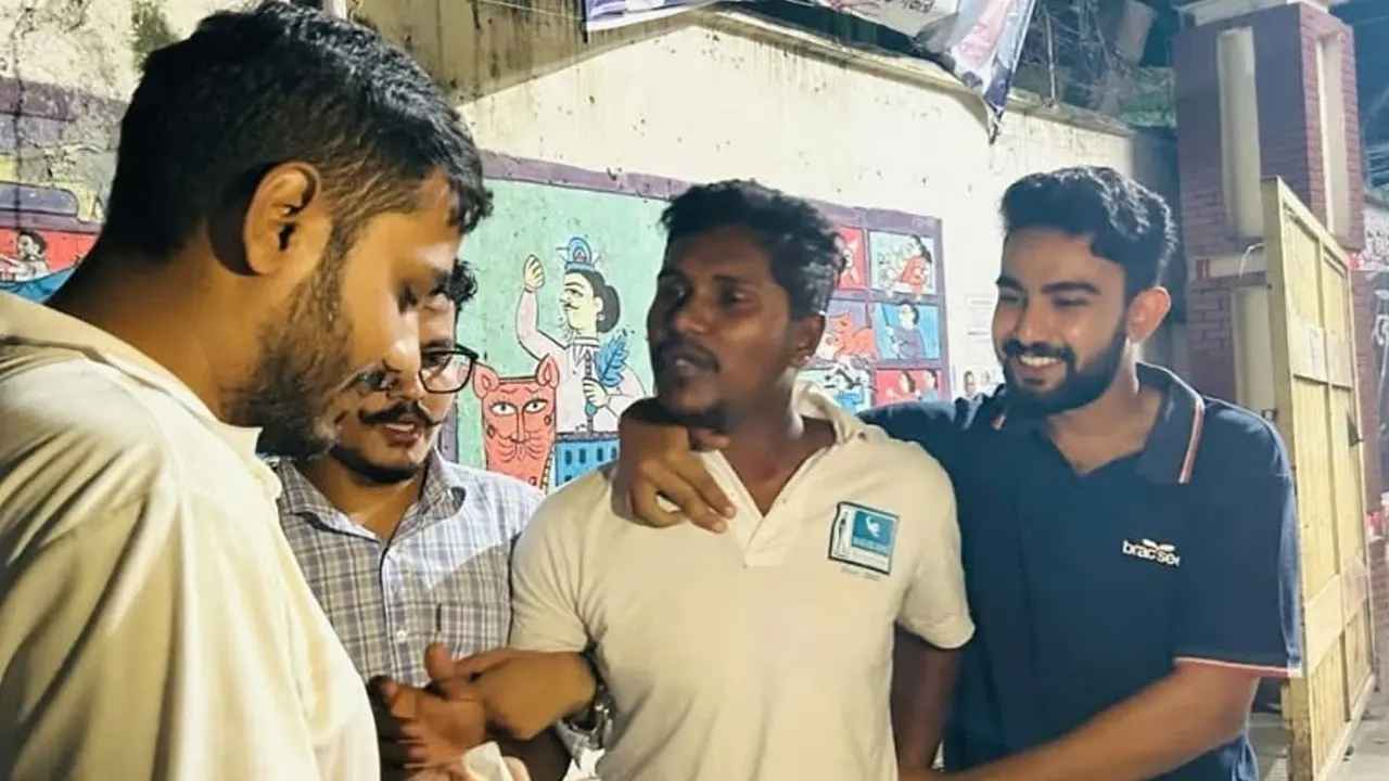 জবিতে নিষিদ্ধ ছাত্রলীগের নেতাকে আটক করে পুলিশে দিল ছাত্রদল