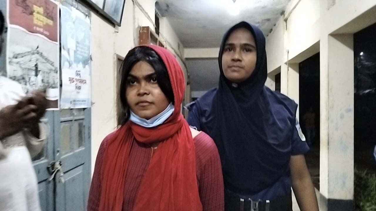 ফ্যামিলি কার্ডের আশ্বাসে টাকা নেওয়ার অভিযোগ, এনসিপি নেত্রী আটক