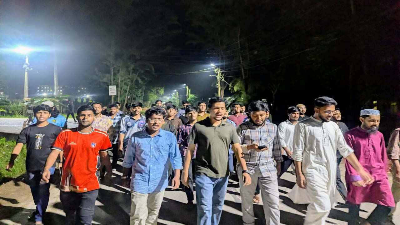 ‘ভাইভার নামে দলীয়করণ মানি না’,মধ্যরাতে নোবিপ্রবি শিক্ষার্থীদের বিক্ষোভ