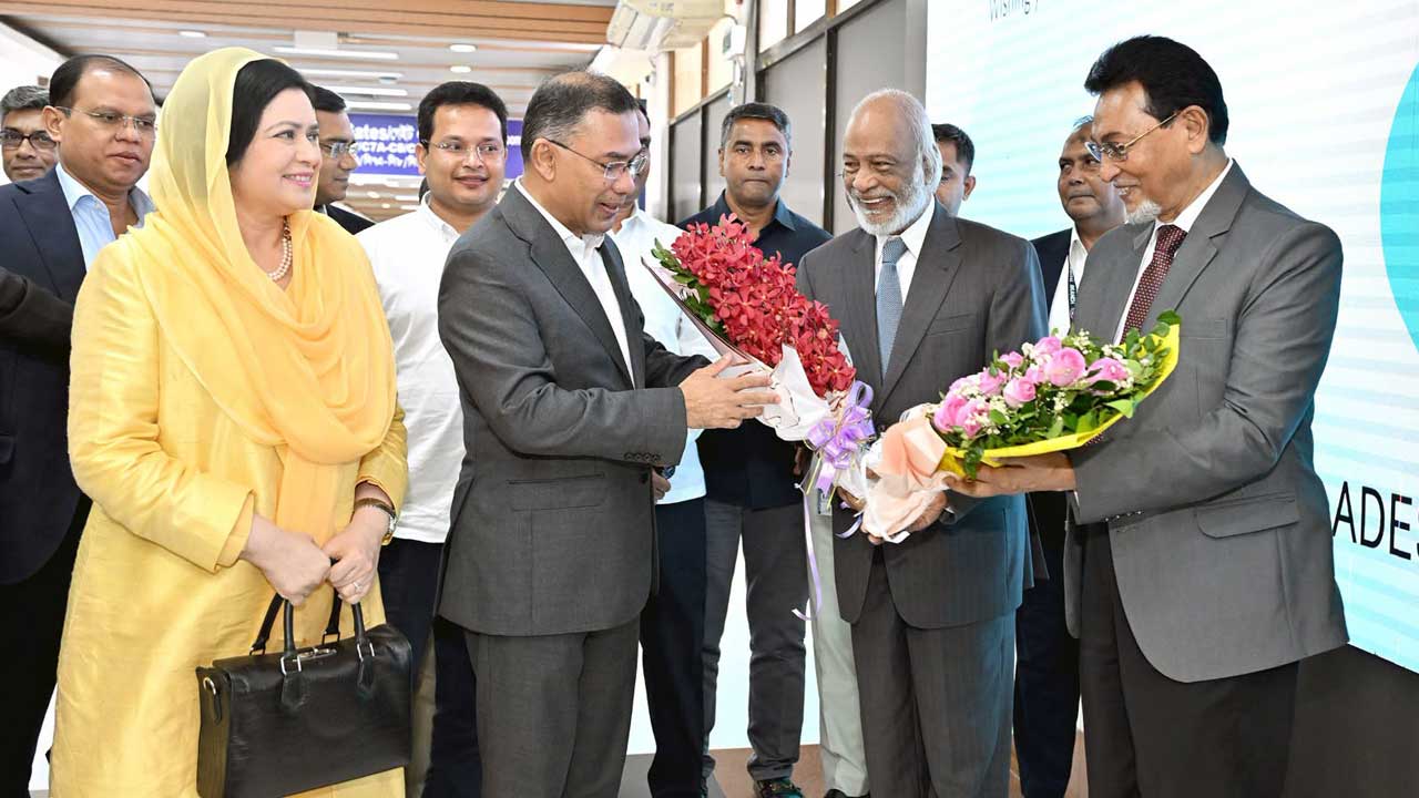 বিমানবন্দরে প্রধানমন্ত্রীকে ফুলেল শুভেচ্ছা। ছবি: সংগৃহীত বিমানবন্দরে প্রধানমন্ত্রীকে ফুলেল শুভেচ্ছা। ছবি: সংগৃহীত