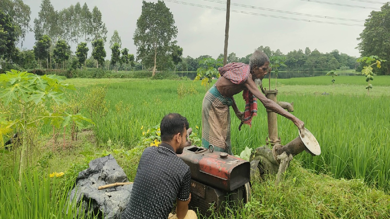 কৃষিকাজের বিভিন্ন পর্যায়ে জ্বালানি তেলচালিত যন্ত্র ব্যবহৃত হয়। ছবি- ঢাকা মেইল