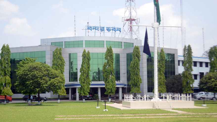 ৬ ঘণ্টা পর বন্দর চেয়ারম্যানের আশ্বাসে কর্মক্ষেত্রে শ্রমিকরা