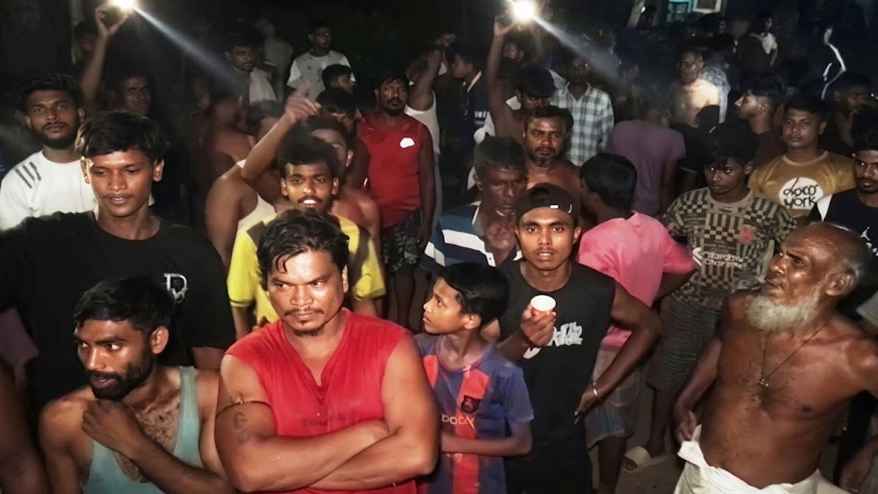 নির্মাণ শ্রমিক ও অটোরিকশা চালককে আটক করায় পুলিশকে ধাওয়া