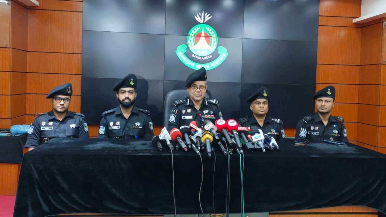 গেন্ডারিয়ায় গোলাগুলির ঘটনায় বিদেশি পিস্তল ও লুণ্ঠিত গোলাবারুদ উদ্ধার