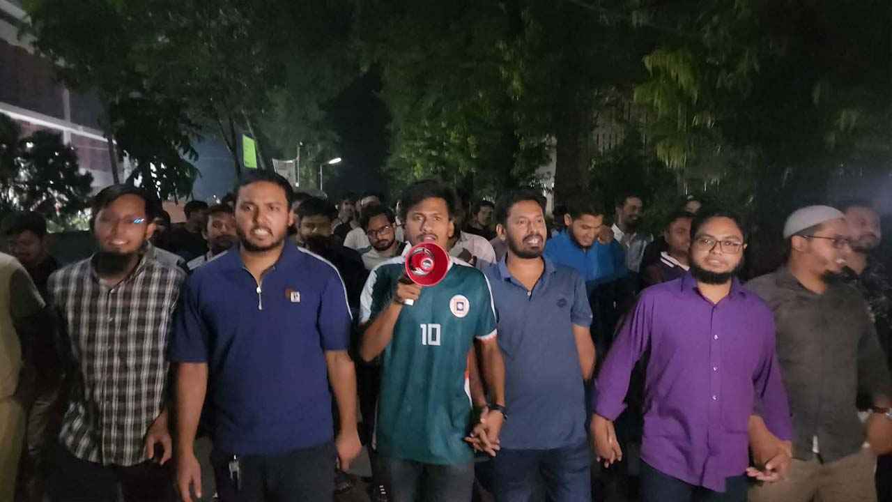 সরকারি চাকরিতে ভাইভার নম্বর বাড়ানোর প্রতিবাদে রাবিতে বিক্ষোভ