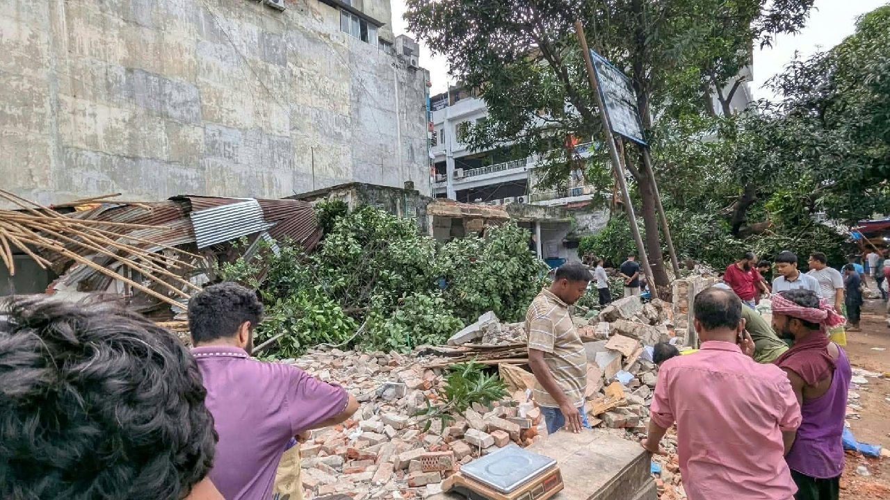 রাতের আধারে মিরপুরে রাড্ডার স্বাস্থ্যকেন্দ্রে ভাঙচুর ও লুটপাটের অভিযোগ উঠেছে। ছবি- ঢাকা মেইল