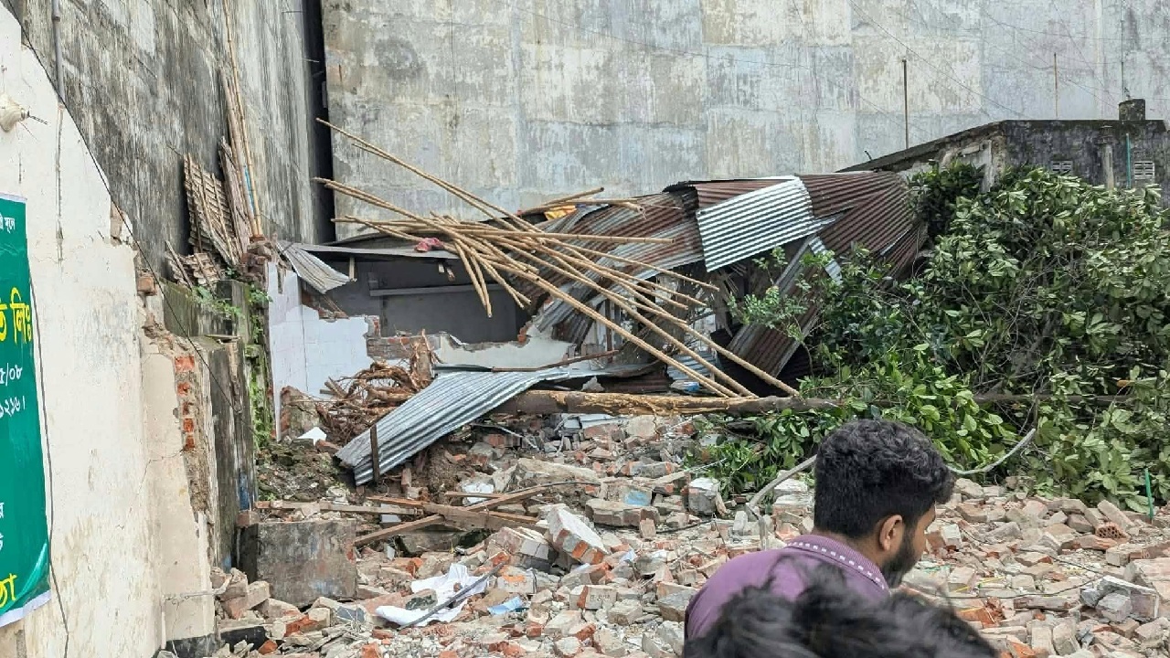 রাতের আধারে মিরপুরে রাড্ডার স্বাস্থ্যকেন্দ্রে ভাঙচুর ও লুটপাটের অভিযোগ উঠেছে। ছবি- ঢাকা মেইল