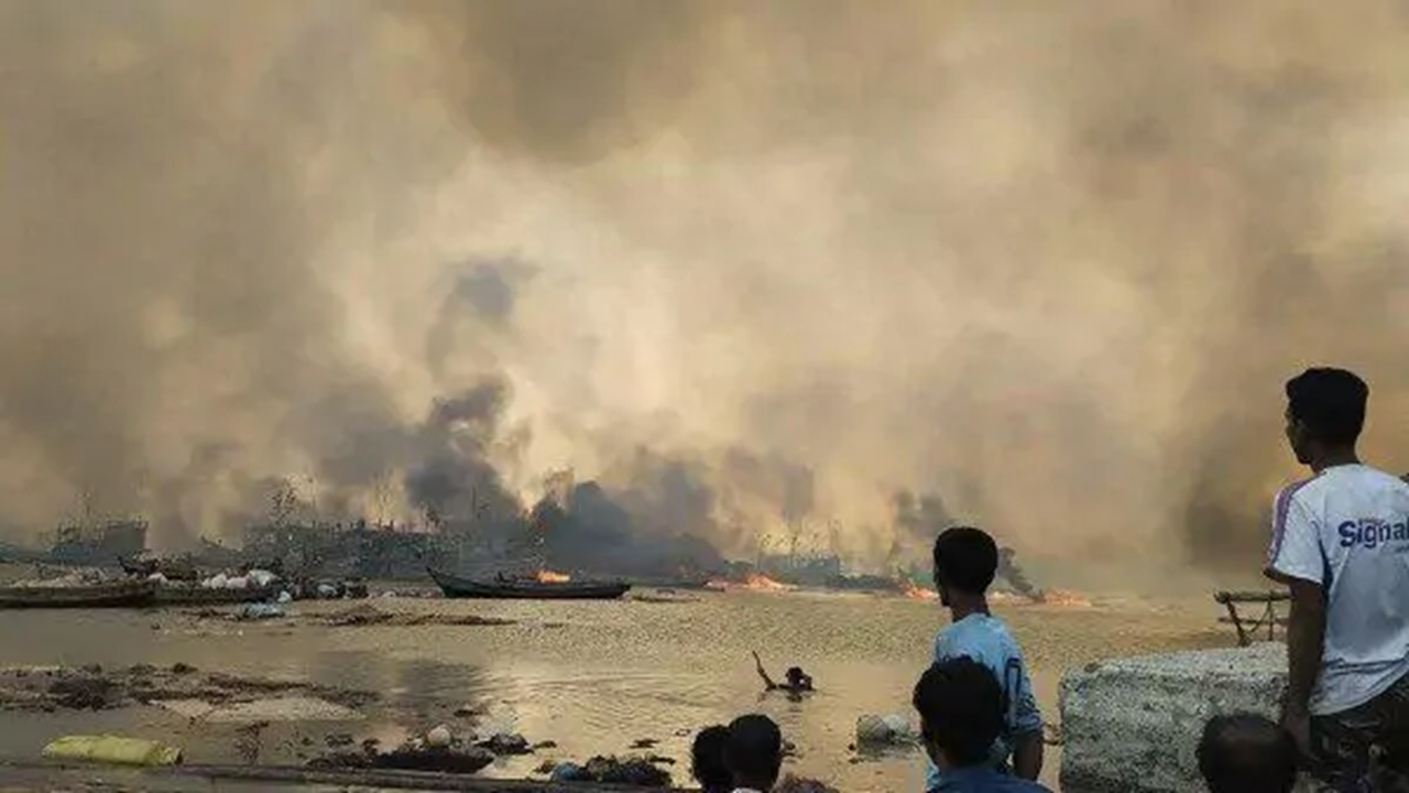 রাখাইনের ব্যস্ত বাজারে জান্তার বিমান হামলা, নিহত ৩৩
