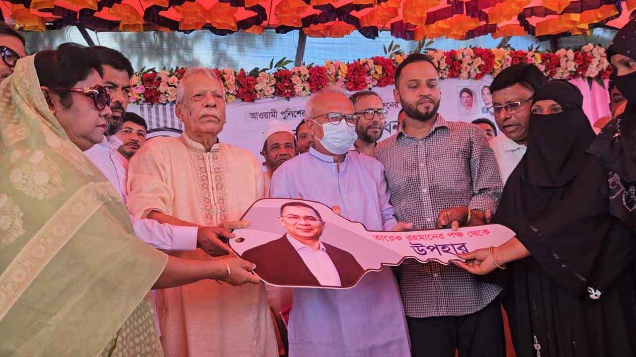 ফেনীর যুবদল নেতা হারুনের পরিবার পেল নতুন বাড়ি, চাবি তুলে দিলেন রিজভী