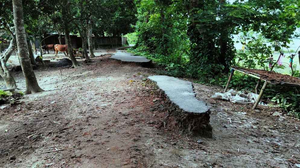 আইডি জটিলতায় মৃত্যুফাঁদ গাইবান্ধার পশ্চিমবাটি সড়ক