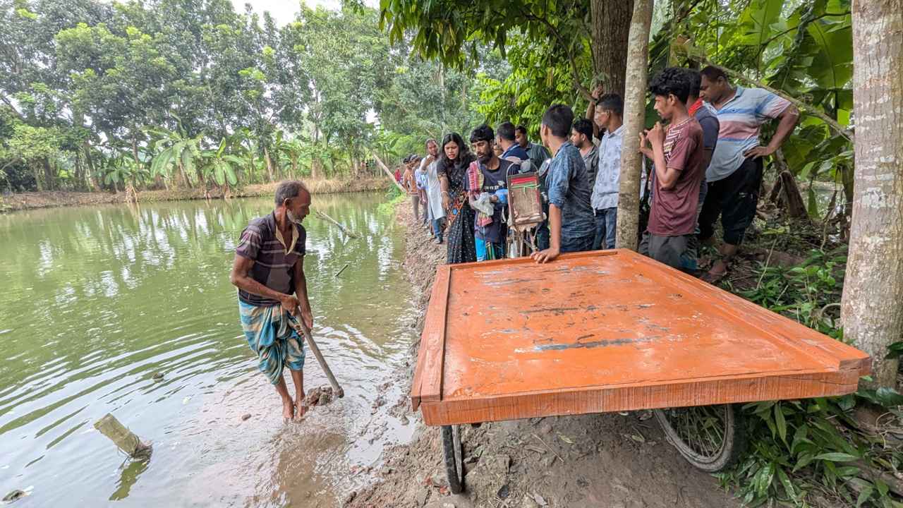 রাজবাড়ীতে রাস্তা কেটে পুকুরে ফেলার অভিযোগ, ভোগান্তিতে হাজারো মানুষ