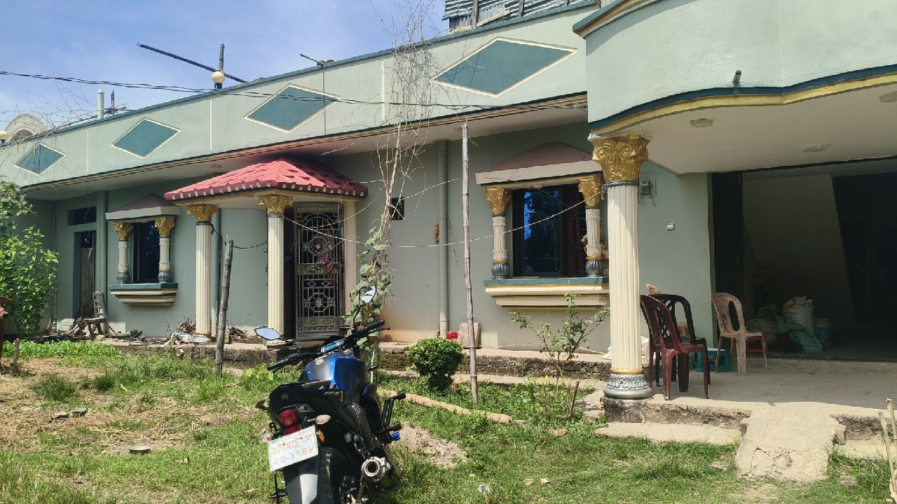 চট্টগ্রামের ফটিকছড়ির পাইন্দং ইউনিয়নের ঘোগিনাঘাটা এলাকার এই বাড়িতে ডাকাতির ঘটনা ঘটেছে। ছবি- ঢাকা মেইল