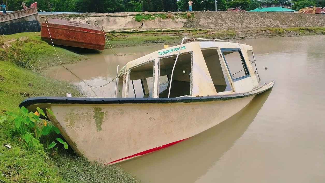 নৌ অ্যাম্বুলেন্স অচল, জরুরি চিকিৎসাবঞ্চিত ৭০-৮০ হাজার চরবাসী