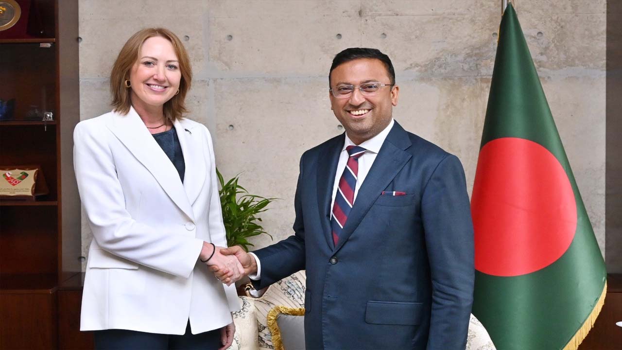 State_Minister_for_Foreign_Affairs_Humayun_Kabir_and_Australian_High_Commissioner_Susan_Ryle_2
