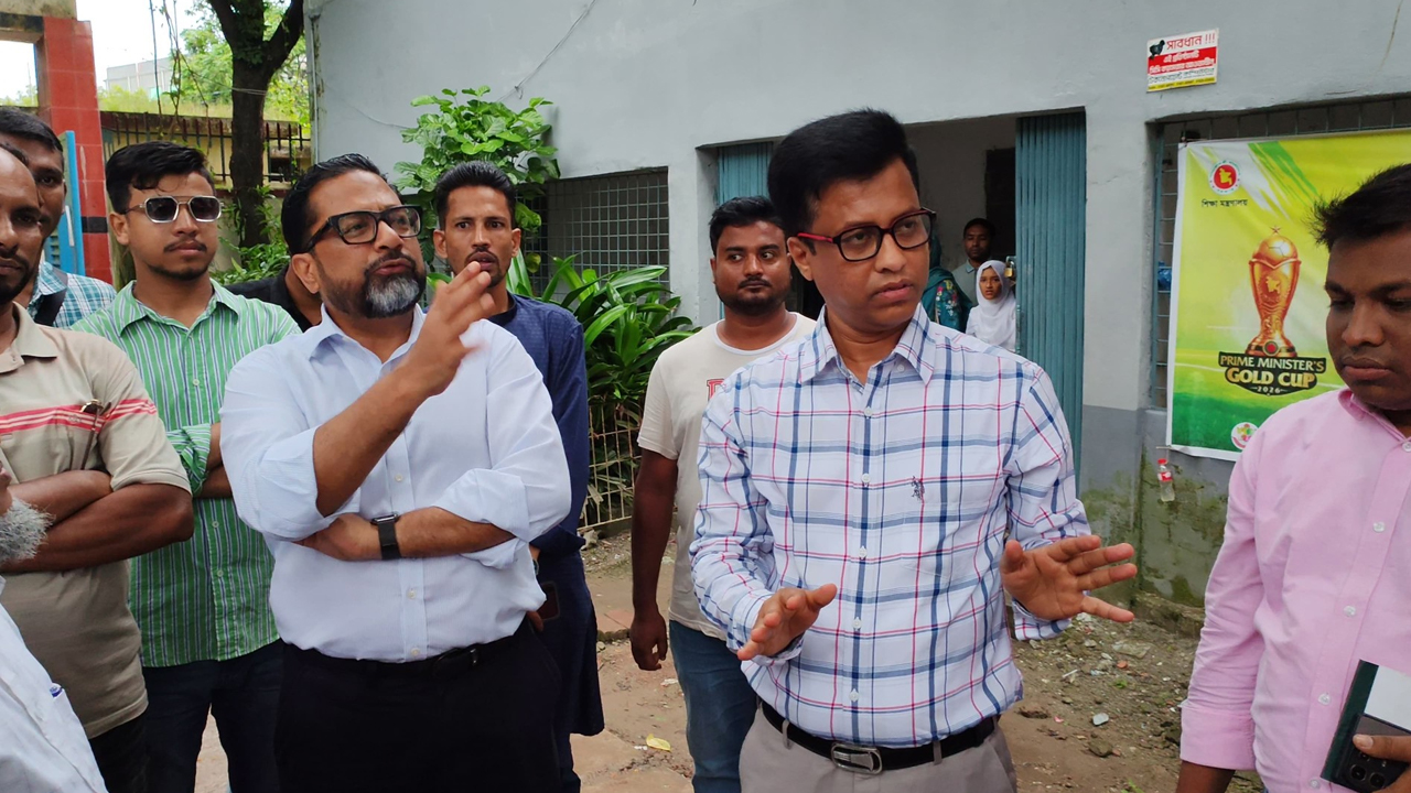 পিরোজপুর সরকারি বালিকা উচ্চ বিদ্যালয়ের নতুন ভবন উদ্বোধনে ফুল হাতে শিক্ষার্থীদের দাঁড় করানোয় ক্ষুব্ধ গণপূর্ত প্রতিমন্ত্রী আহম্মদ সোহেল মনজুর সুমন। ছবি- ঢাকা মেইল