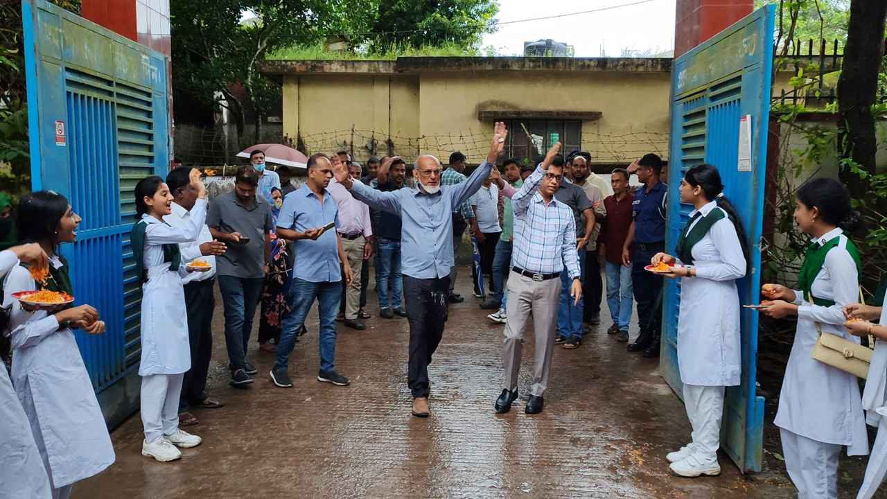 ফুল হাতে শিক্ষার্থীদের দাঁড় করানোয় ক্ষুব্ধ গণপূর্ত প্রতিমন্ত্রী