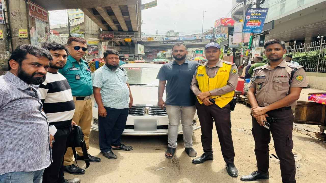 মালিবাগ থেকে উদ্ধার চোরাই গাড়ি বুঝে পেল মালিক