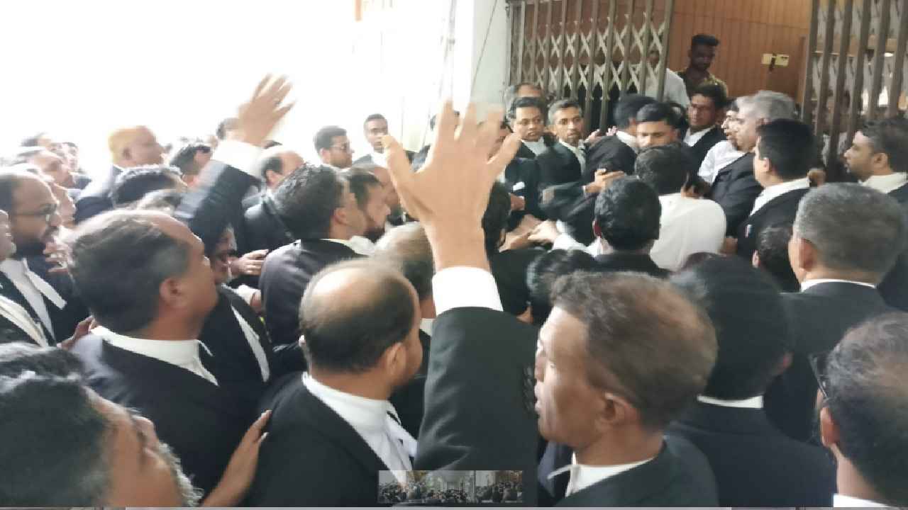 সুপ্রিমকোর্টে পাল্টাপাল্টি বিক্ষোভ, অ্যাটর্নি জেনারেলের পদত্যাগ দাবি