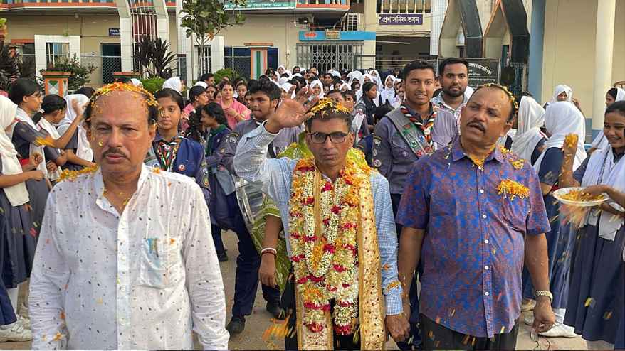 ২৬ বছর শিক্ষকতা শেষে স্কুলশিক্ষকের রাজসিক বিদায়