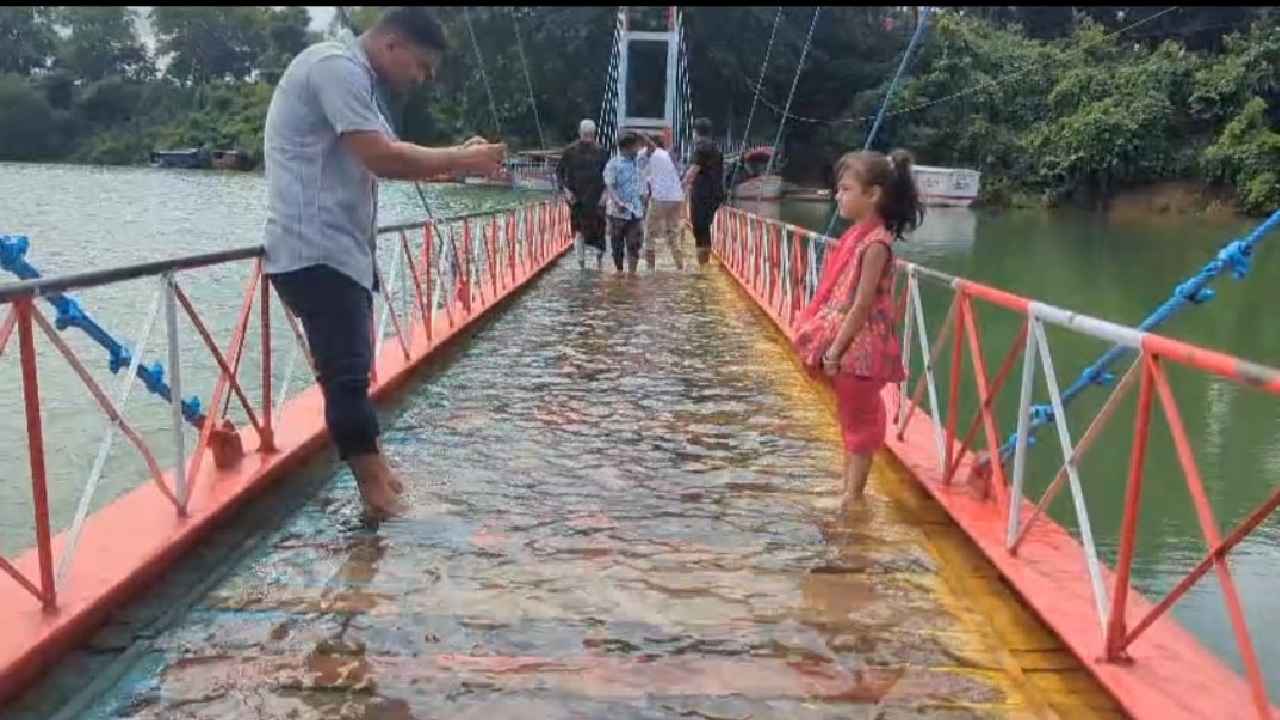 সপ্তাহের মধ্যে ফের ডুবল রাঙামাটির ঝুলন্ত সেতু, চলাচলে নিষেধাজ্ঞা