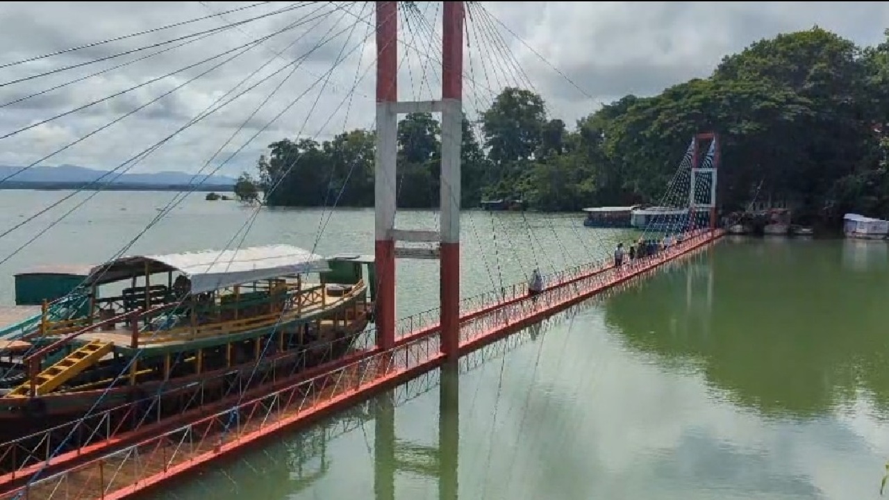 The_Hanging_Bridge_is_the_main_tourist_attraction_of_Rangamati_2