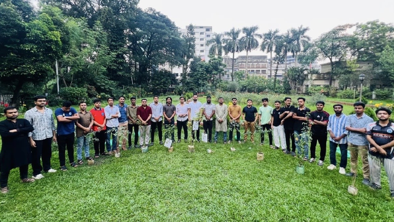 Tree_plantation_program_at_Dhaka_College_1