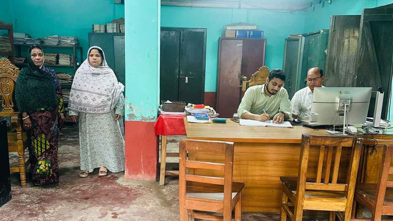 কর্মস্থলে অনুপস্থিত: বরিশাল ভূমি অফিসের দুই কর্মচারী স্ট্যান্ড রিলিজ