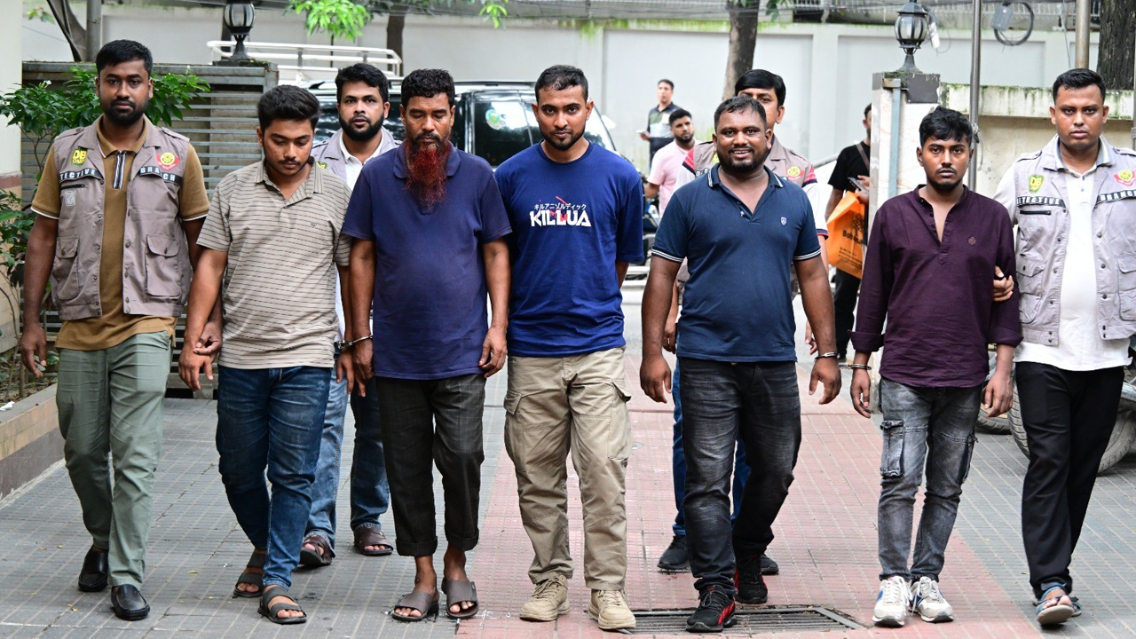 বনানীতে ডাকাতির প্রস্তুতি, বিদেশি পিস্তল-হ্যান্ডকাফসহ গ্রেফতার ৫