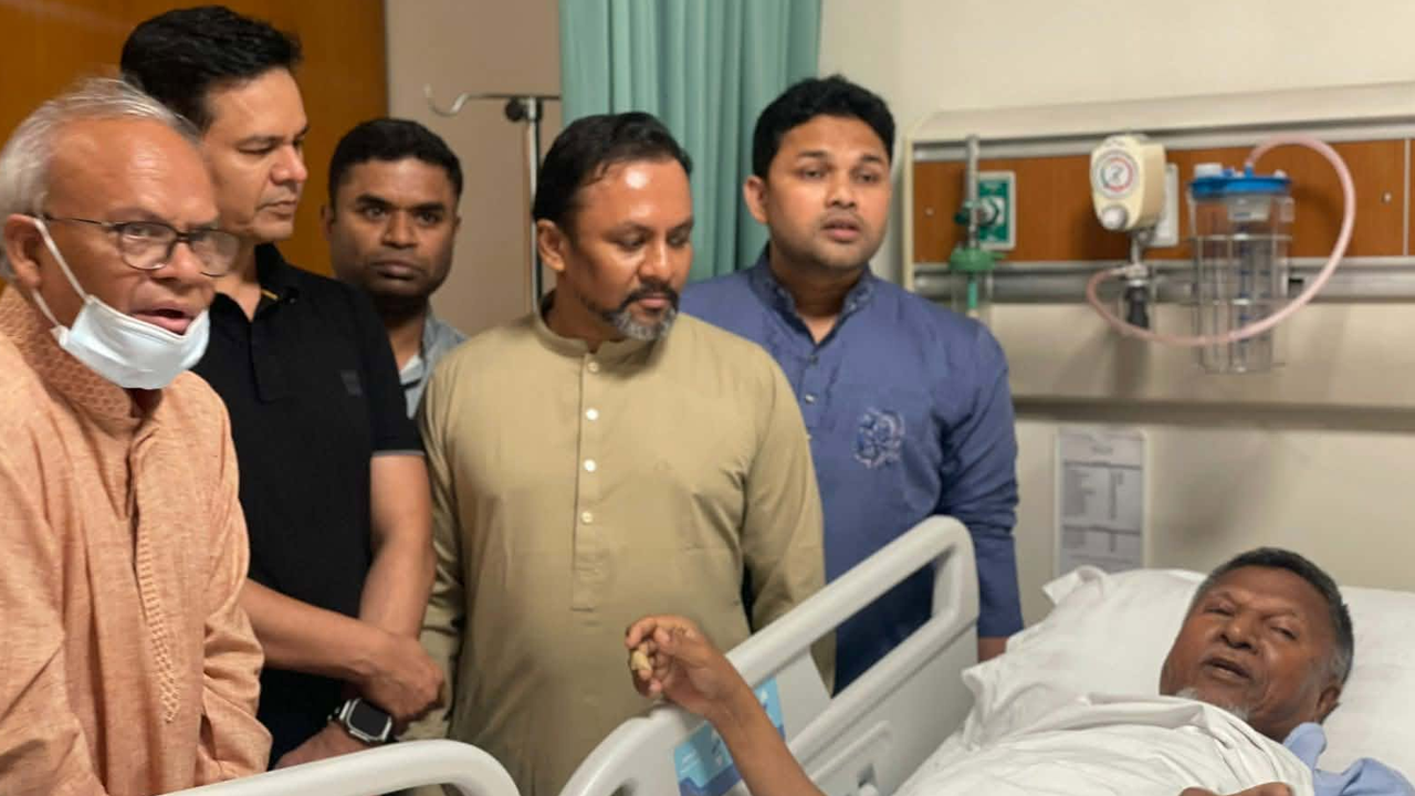 সড়ক দুর্ঘটনায় আহত জনপ্রশাসন প্রতিমন্ত্রী দেখতে হাসপাতালে রিজভী