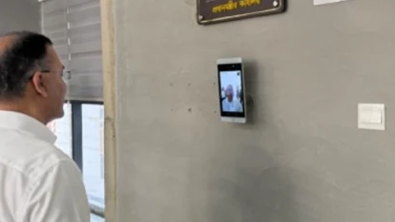 নিজ দফতরেই নতুন নজির প্রধানমন্ত্রীর, দিচ্ছেন ডিজিটাল হাজিরা