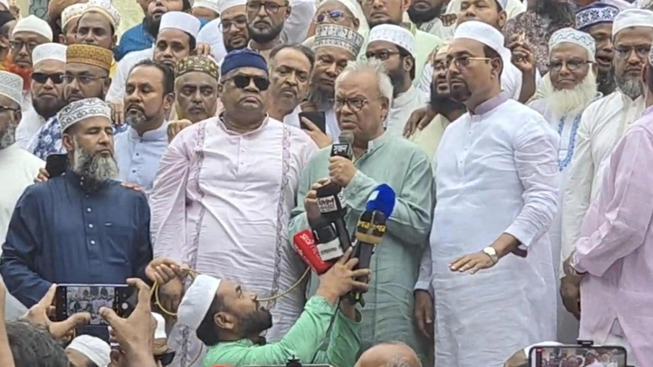 ‘দেশবিরোধী ও চাটুকার রাষ্ট্র বানানোর ষড়যন্ত্রকারীদের কোনো ছাড় নয়’
