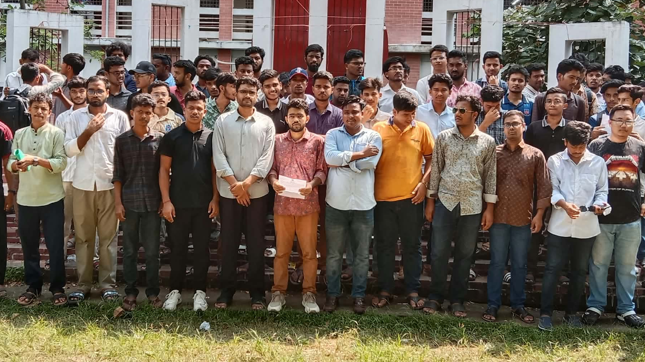 দ্রুত পরীক্ষা সম্পন্নসহ ৭ দফা দাবি ডিসিইউ শিক্ষার্থীদের