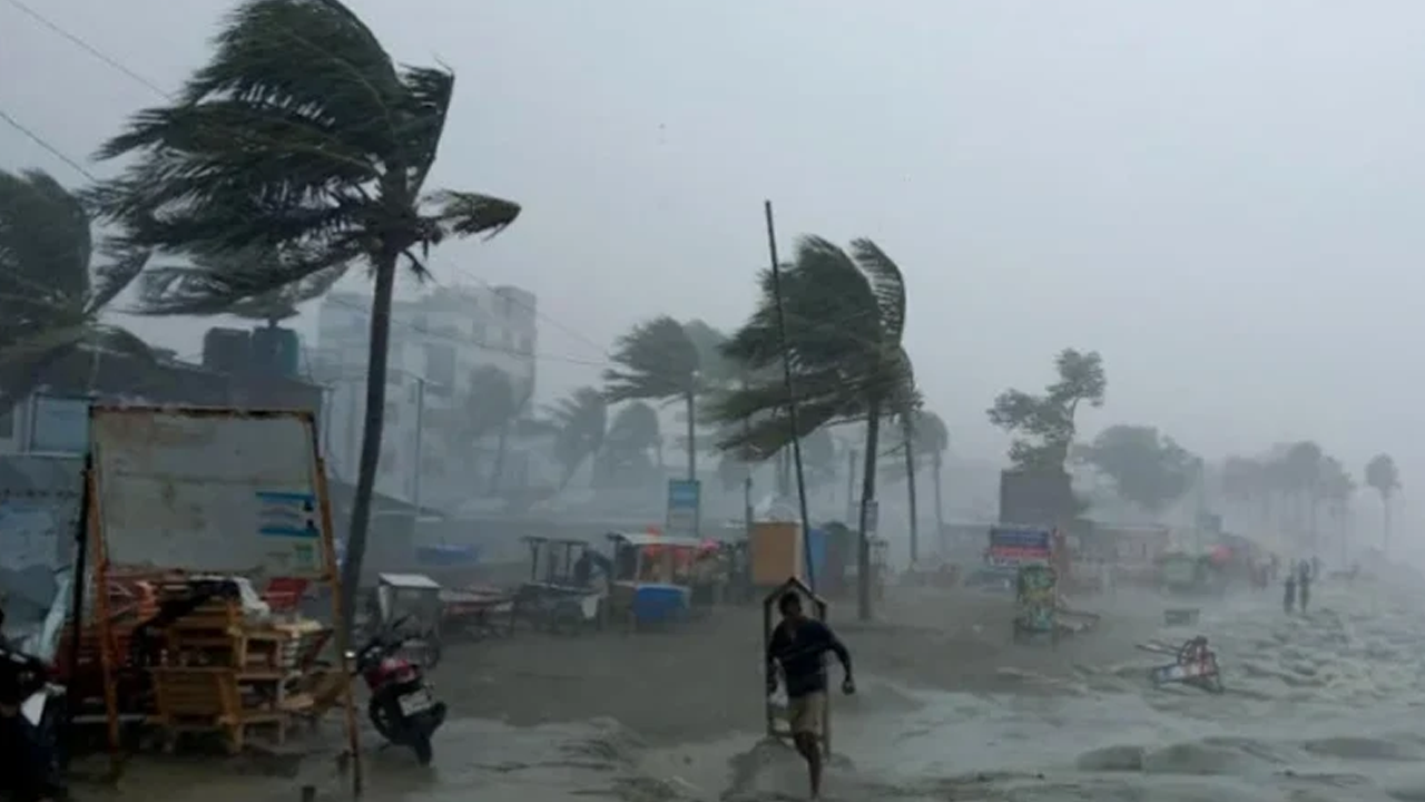 মধ্যরাতে ঢাকাসহ ১২ জেলায় ৬০ কিমি বেগে ঝড়ের আশঙ্কা