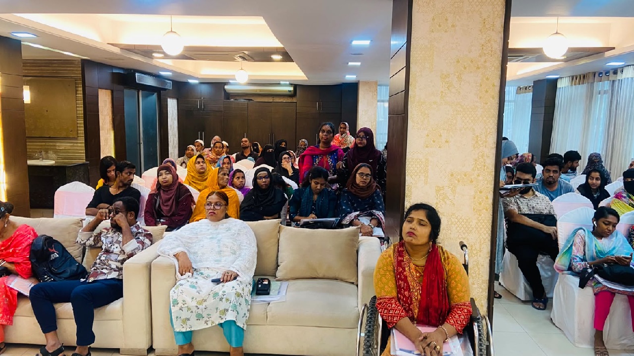 রাজধানীর আদাবরস্থ হোয়াইট প্যালেস কনভেনশন হলে ‘সুবিধাভোগী জনগোষ্ঠীর তৃণমূল সম্মেলন’ শীর্ষক সভায় অংশগ্রহণকারীবৃন্দ। ছবি- ঢাকা মেইল