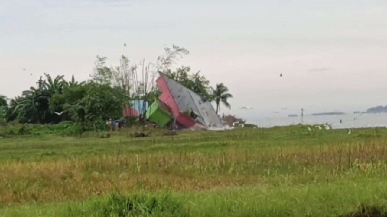 শরীয়তপুরের জাজিরার পূর্ব নাওডোবা ইউনিয়নের আলমখার কান্দীতে মালয়েশিয়া প্রবাসী জুলহাস খানের বাড়ি &nbsp;পদ্মার গর্ভে বিলীন হয়ে গেছে। ছবি- ঢাকা মেইল