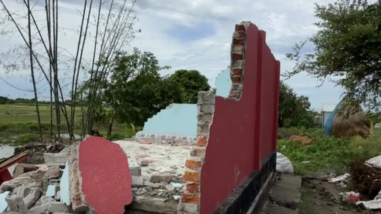 শরীয়তপুরের জাজিরার পূর্ব নাওডোবা ইউনিয়নের আলমখার কান্দীতে পদ্মার গর্ভে বিলীন হয়ে যাচ্ছে বসতবাড়ি ও ভিটা। ছবি- ঢাকা মেইল
