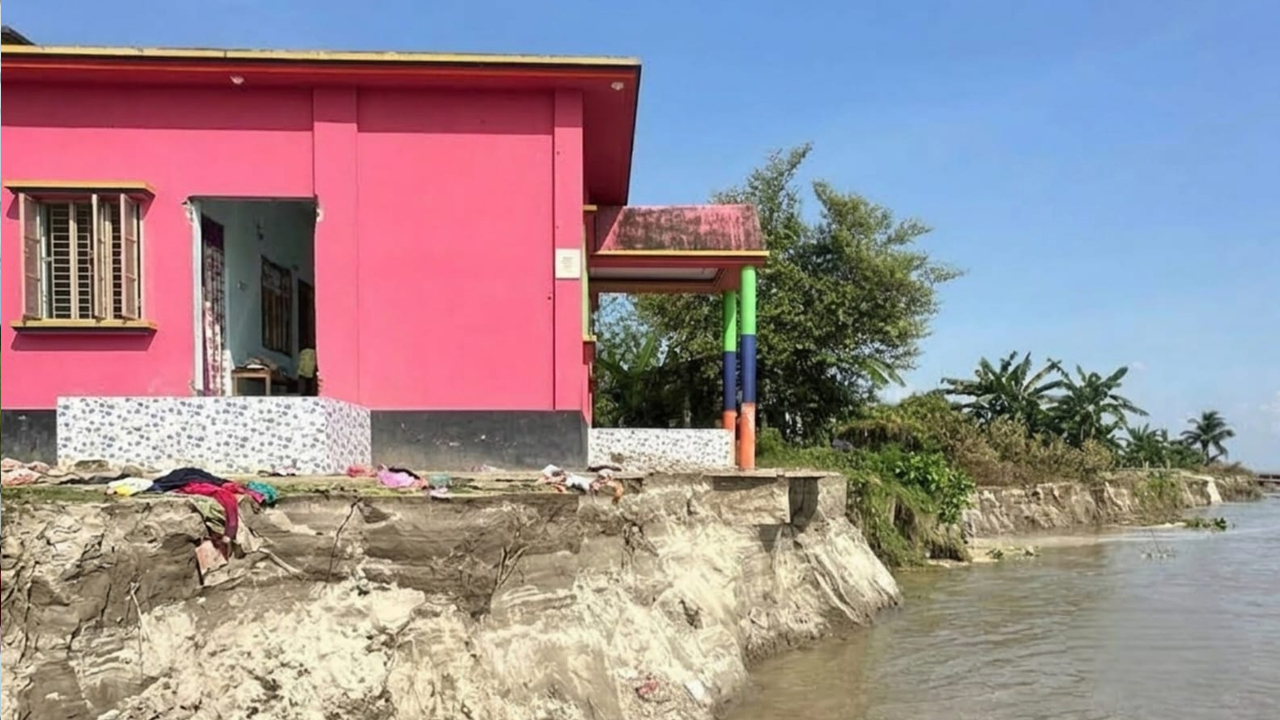 পদ্মার গর্ভে বিলীন হওয়ার আগে শরীয়তপুরের জাজিরার পূর্ব নাওডোবা ইউনিয়নের আলমখার কান্দীতে মালয়েশিয়া প্রবাসী জুলহাস খানের বাড়ি। ছবি- ঢাকা মেইল