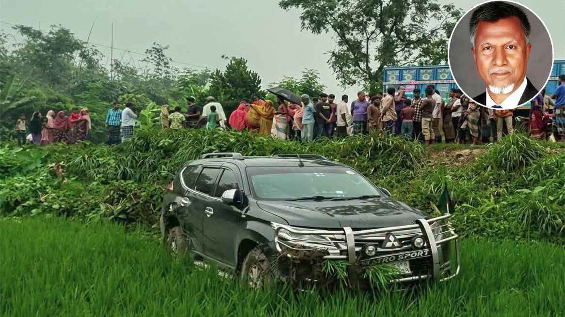 বগুড়ায় প্রতিমন্ত্রীর গাড়ি নিয়ন্ত্রণ হারিয়ে ধানক্ষেতে, পথচারী আহত
