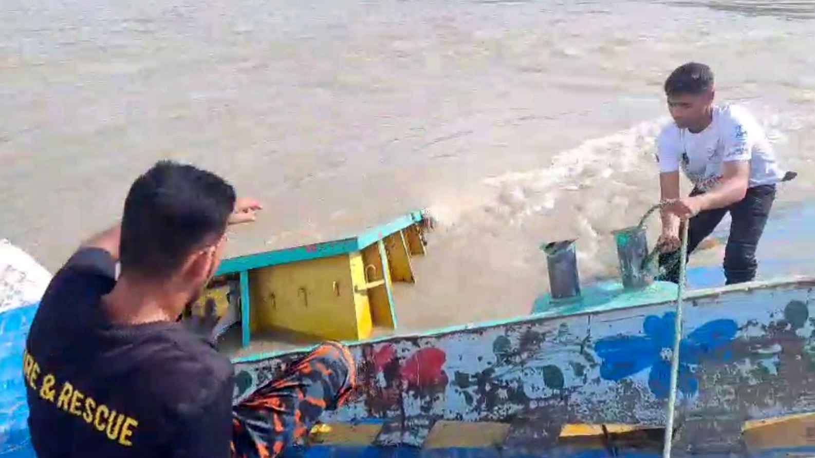 যমুনা নদীতে বালুবোঝাই বলগেট ডুবে দুইজন নিখোঁজ