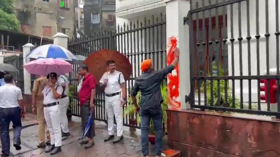 আনন্দবাজারের অফিসের সামনে বিক্ষোভ, ফটকে লেপে দেওয়া হলো গেরুয়া রঙ
