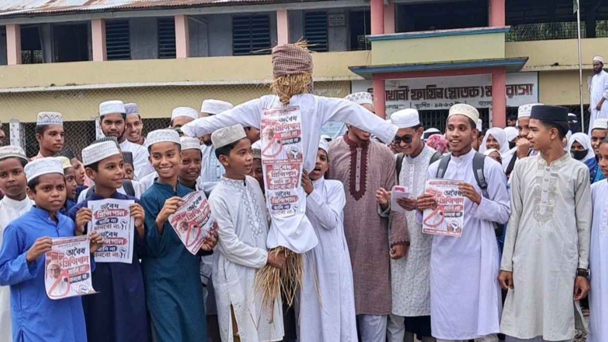 অবসরপ্রাপ্ত অধ্যক্ষকে চুক্তিভিত্তিক নিয়োগ, প্রতিবাদে মাদরাসায় বিক্ষোভ