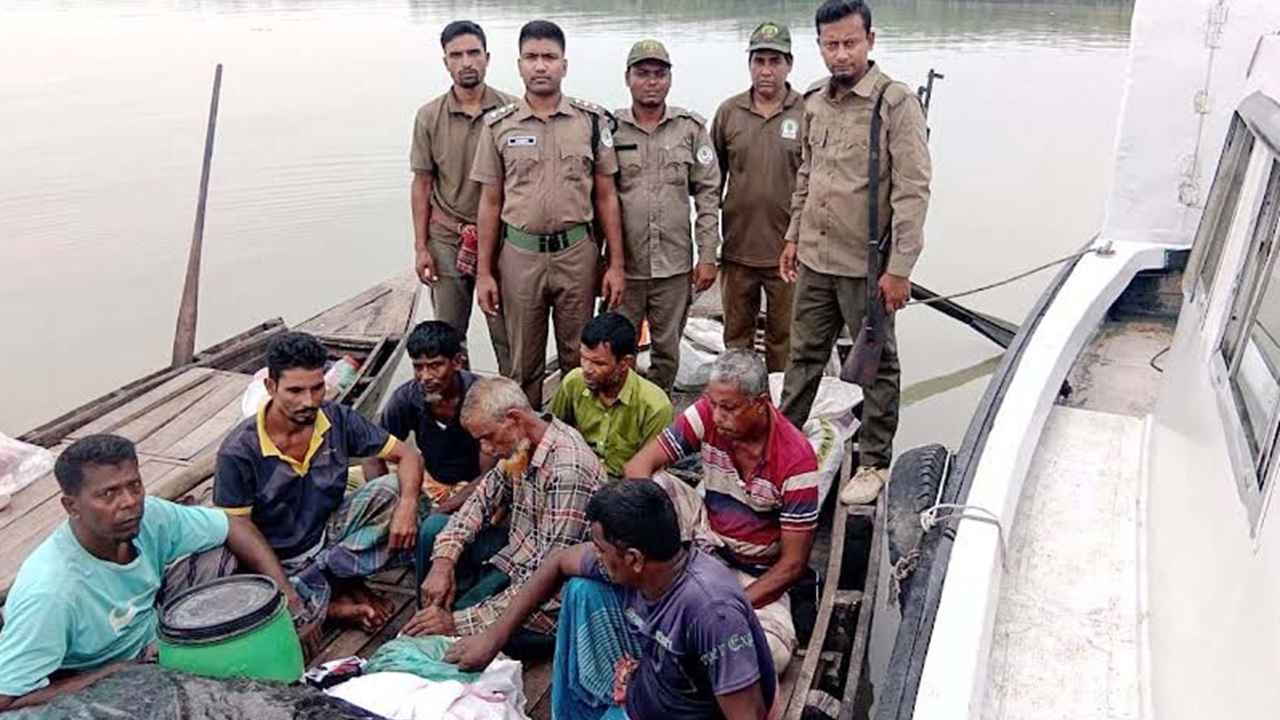 বৈধ পাসে মাছ ধরতে গিয়ে সুন্দরবনের নিষিদ্ধ এলাকায়, আটক ৭ জেলে