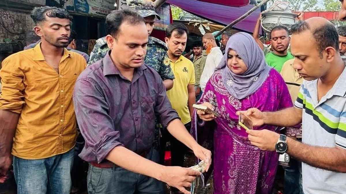 ফেনীতে জেলি পুশ করা ১০৫ কেজি চিংড়ি ধ্বংস, ৩ আড়তকে জরিমানা