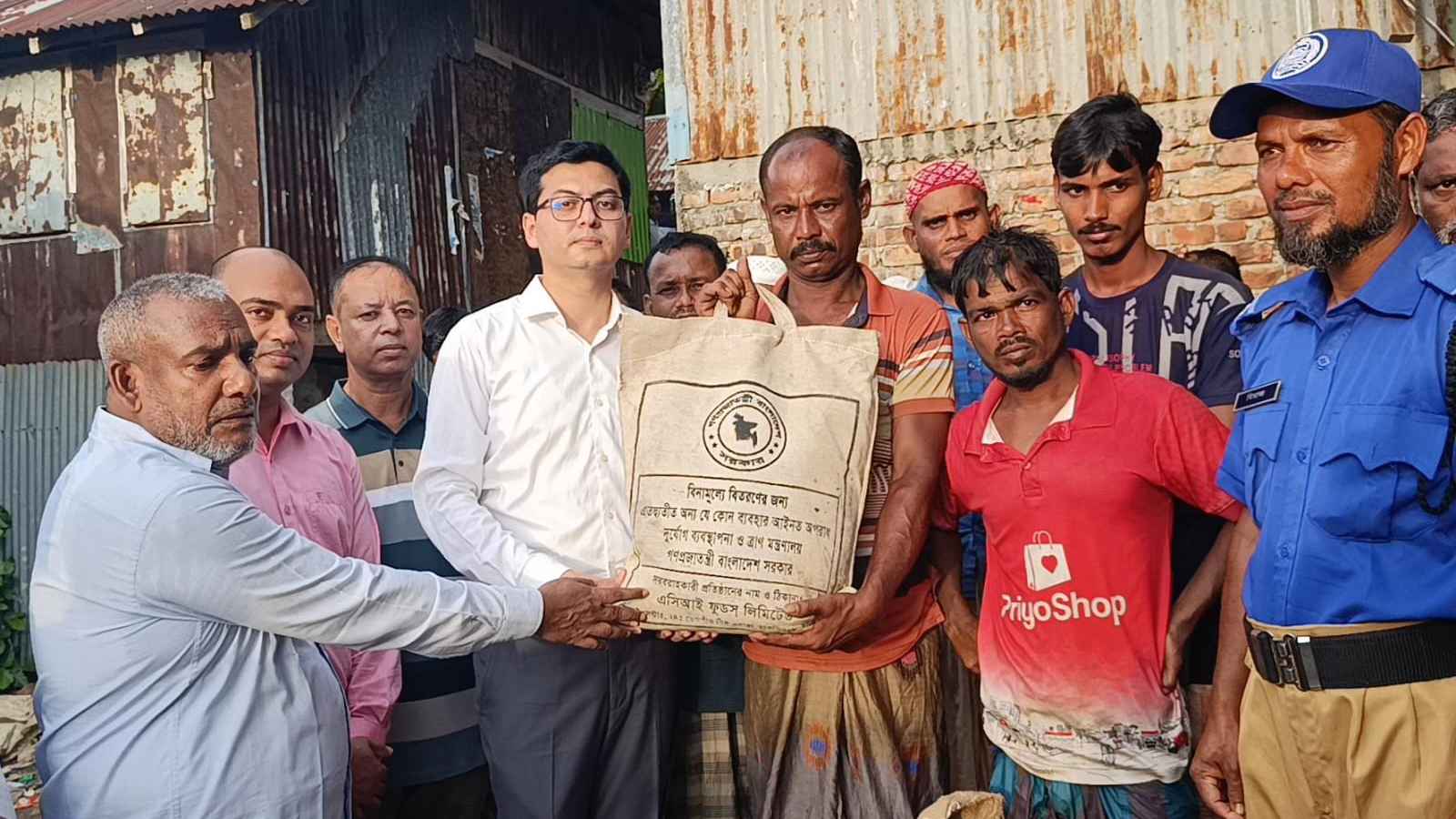বরগুনায় দুর্ঘটনাকবলিত ট্রলারের ১৪ জেলে পরিবার পেল খাদ্যসহায়তা